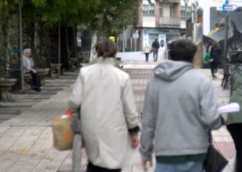 CHEGA O CAMBIO DE ESTACIÓN E A VECIÑANZA DEBATE SOBRE A ROTACIÓN DA ROUPA DE VERÁN E INVERNO NO ARMARIO