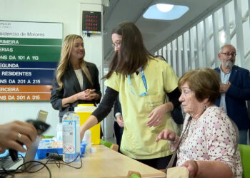 USUARIOS DOS CENTROS SOCIOSANITARIOS DE GALICIA INICIARON HOXE A CAMPAÑA DE VACINACIÓN DA GRIPE E DA COVID-19